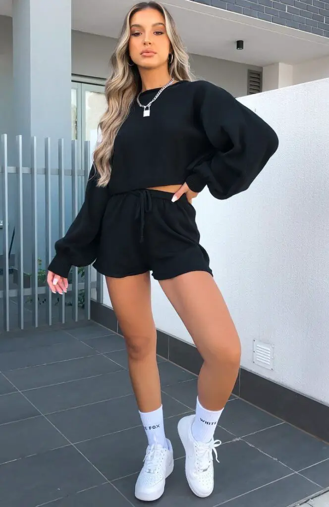 +17 Outfits sexys y estilosos con shorts negros