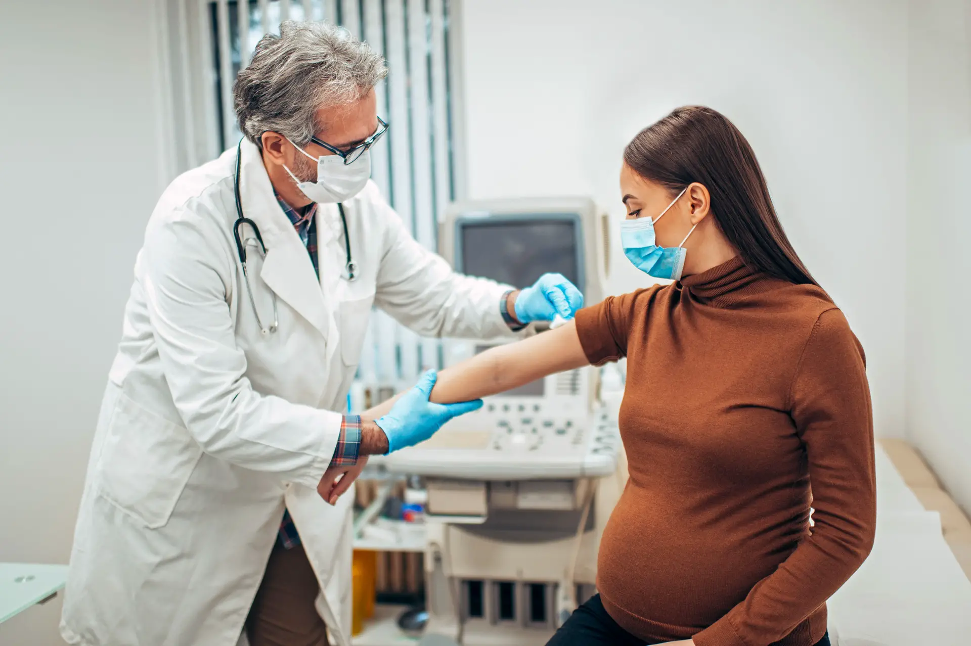 mujer embarazada vacunada contra covid 19