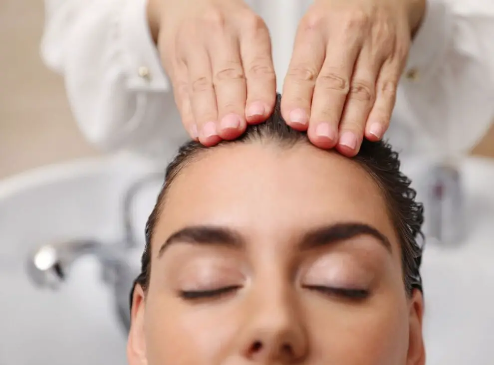 ¿Cuero cabelludo graso? Dile adiós con estos remedios (Paso a paso)